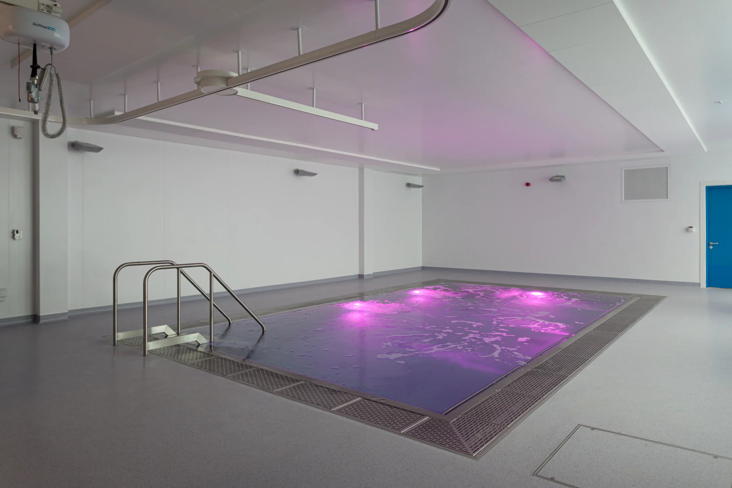 Overflow hydrotherapy pool