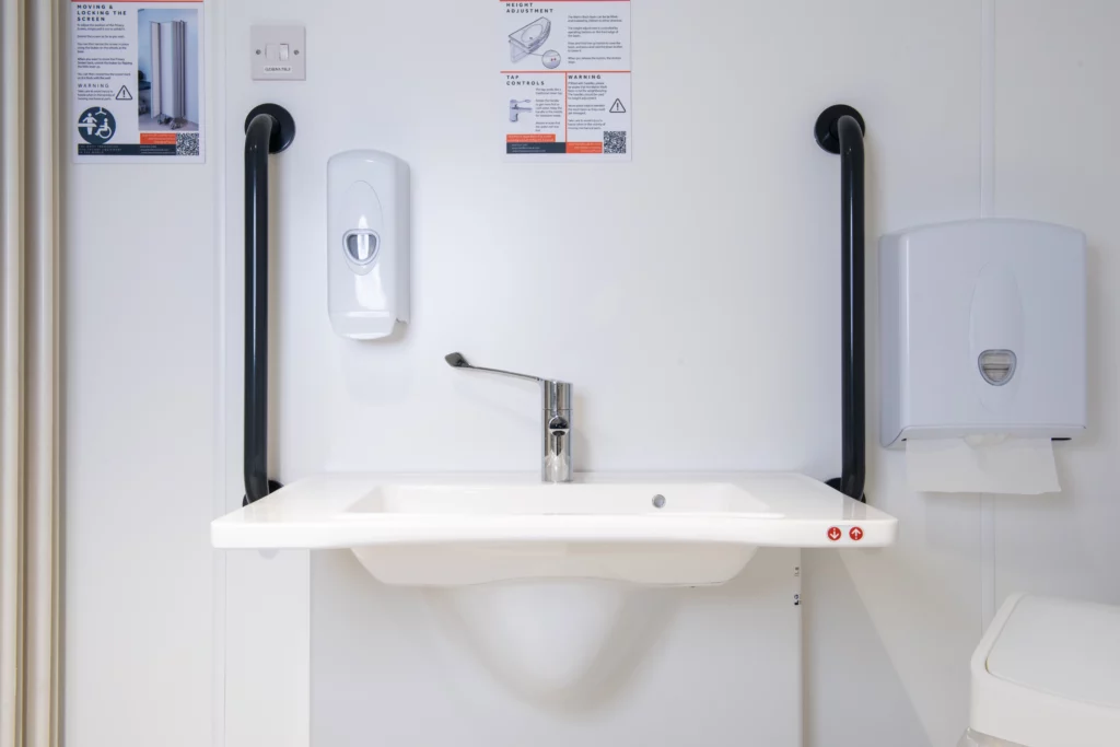 Height-adjustable wash basin