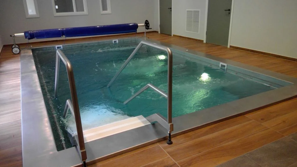 Skimmer hydrotherapy pool