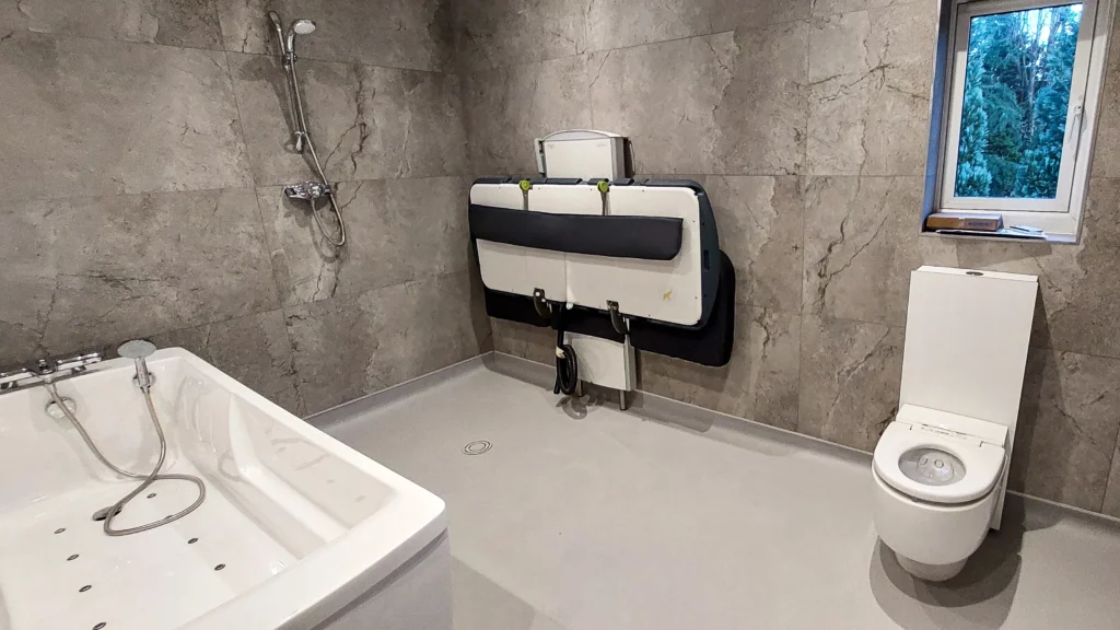 Full Hoisting Solution Including Hydro Pool Hoisting For A Domestic Adaptation